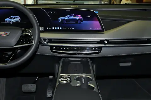 凯迪拉克XT5（4-9万公里）—— CUE系统触控屏局部或全部失灵